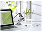 Un microscope Bresser, un ordinateur portable et des tubes à essai avec des plantes.
