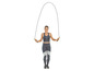 Une femme en tenue de sport saute à la corde.