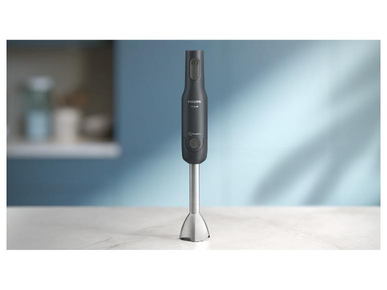 Un mixeur plongeant Philips ProMix 500W gris foncé sur une table en marbre.