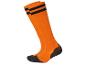 Deux paires de chaussettes orange à rayures noires.