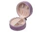 Un coffret à bijoux en velours violet avec des compartiments pour les bagues et les boucles d'oreilles.