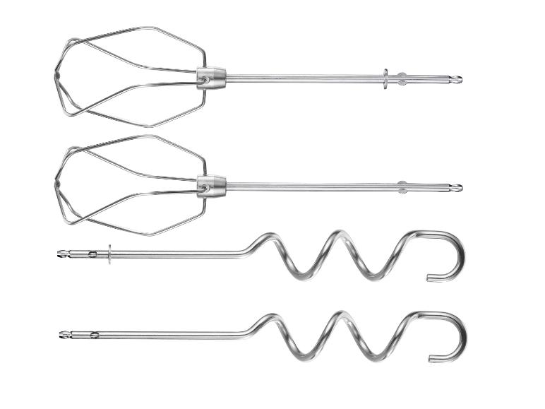 Ensemble de quatre accessoires de mixeur en acier inoxydable : deux fouets et deux crochets pétrisseurs.