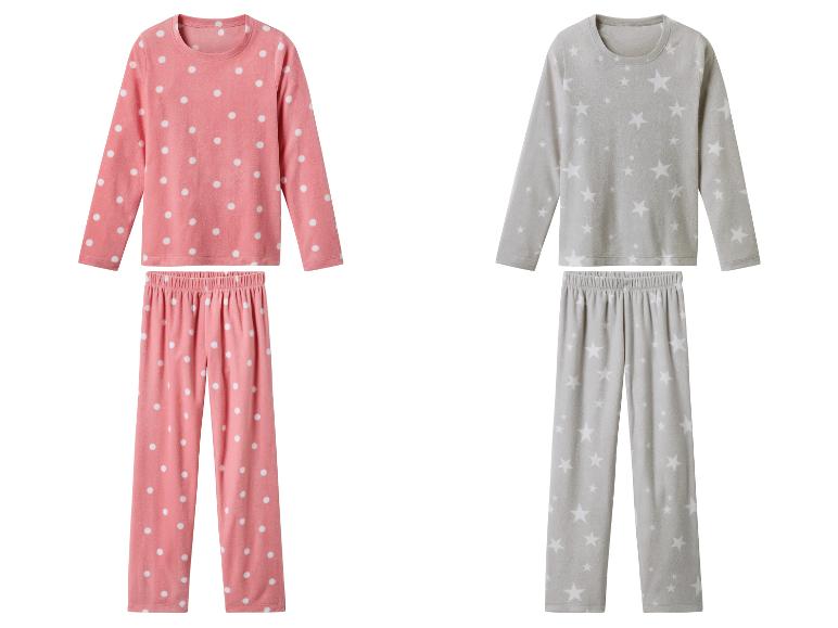 Deux ensembles de pyjama : un rose à pois blancs et un gris à étoiles blanches.