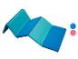 Un tapis pliable bleu et turquoise pour la gymnastique.