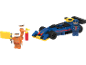 Jeu de voiture de course avec trois figurines, un drapeau et un extincteur
