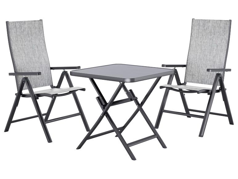 Ensemble de mobilier de jardin pliant avec deux chaises grises et une table carrée.