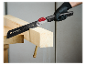 Un homme utilise une scie Parkside pour couper du bois.