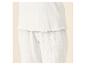 Gros plan d'un pyjama côtelé blanc avec bordure volantée.