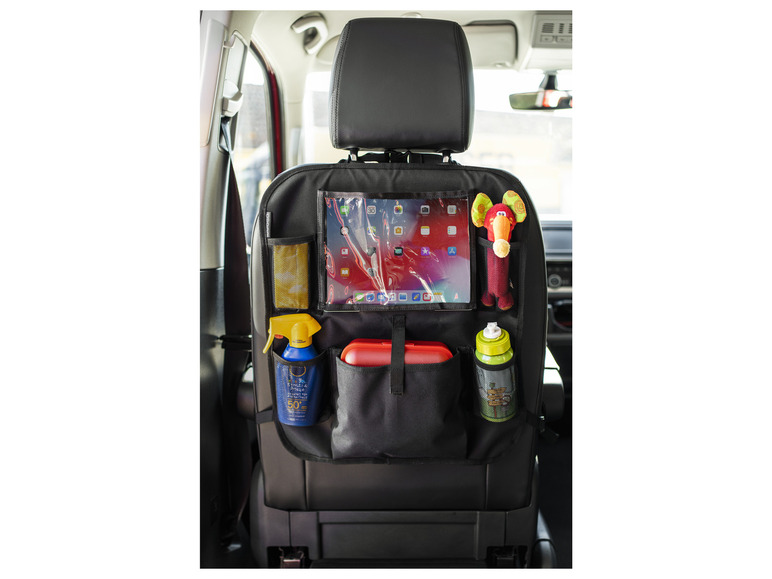 Un organisateur noir pour le dossier d'un siège de voiture avec un iPad, une bouteille d'eau et un jouet.