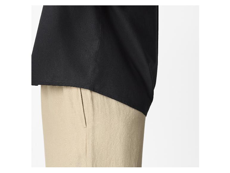 Bas d'une chemise noire et d'un pantalon beige