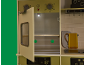 Cuisine en bois pour enfants avec four ouvert et lumière allumée.