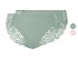 Deux paires de culottes en tissu vert clair avec dentelle.