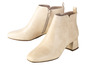 Deux paires de bottines beiges à talons.