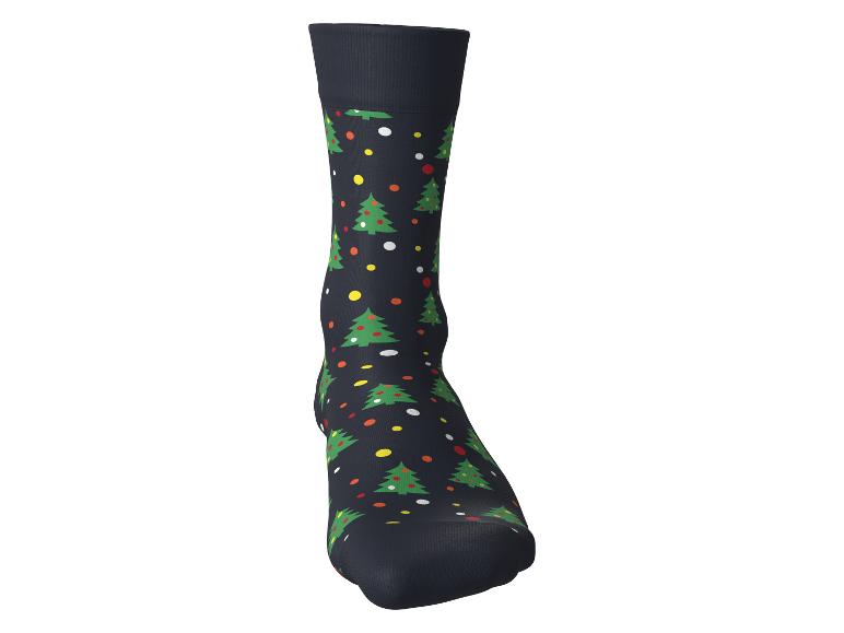 Une chaussette bleu foncé avec des motifs de sapins de Noël et de pois.