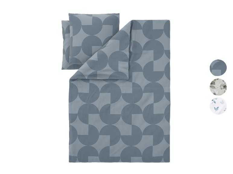 Parure de lit bleu-gris avec motif géométrique, trois échantillons de motifs à droite.
