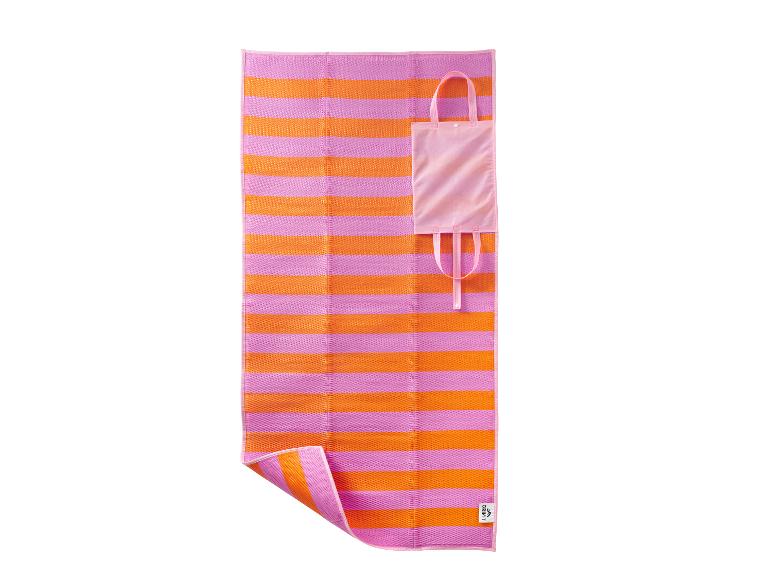 Tapis de plage rayé rose et orange Crivit avec sac de transport intégré.