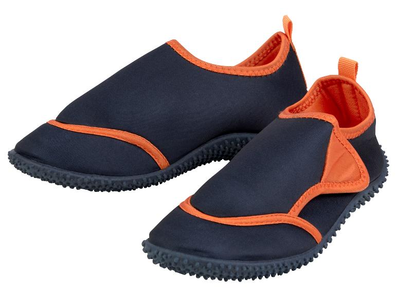 Une paire de chaussures d'eau bleu marine et orange.