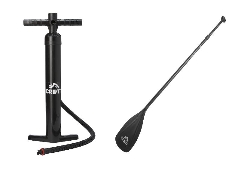 Pompe à main noire avec tuyau et une pagaie noire pour les sports nautiques.