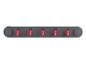 Support mural gris avec cinq pinces rouges pour les outils de nettoyage.