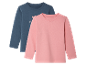 Deux t-shirts à manches longues pour enfants, un bleu marine et un rose.