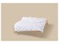 Couette blanche matelassée sur un lit en bois.