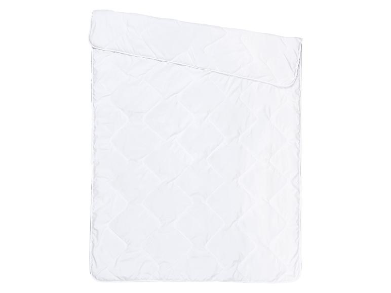 Couette blanche matelassée avec motif en losanges.