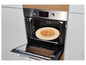 Une pizza dans un four.