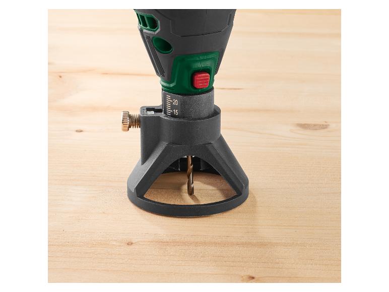 Perceuse électrique avec butée de profondeur sur une surface en bois