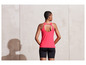 Femme portant un débardeur rose et un short noir.