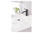 Un robinet noir dans une salle de bain moderne avec un lavabo et de l'eau qui coule.