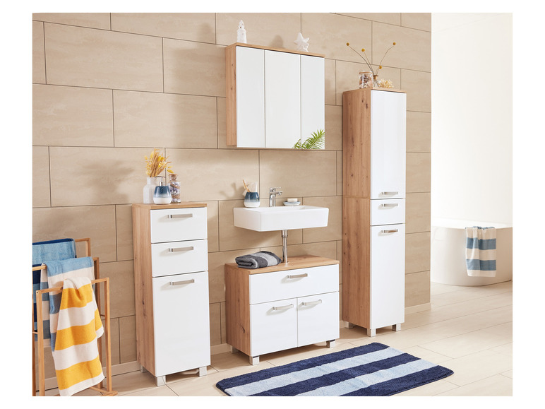 Meubles de salle de bain avec une armoire à miroir, un lavabo et deux armoires de rangement.