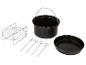 Ensemble d'accessoires pour friteuse à air comprenant un moule rond, une casserole avec poignée, une grille et des brochettes.