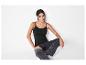 Débardeur noir et jeans : look décontracté.