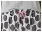 Pantalon de pyjama gris à pois noirs avec un cordon rose