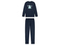 Un pyjama bleu marine à manches longues avec un imprimé 'Skateboard Squad'.