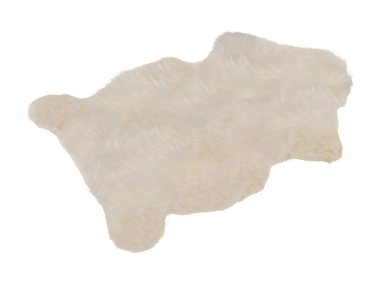 Un tapis blanc et moelleux en fausse fourrure.