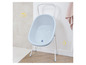Une baignoire pour bébé avec un cadre en métal blanc dans une salle de bain.