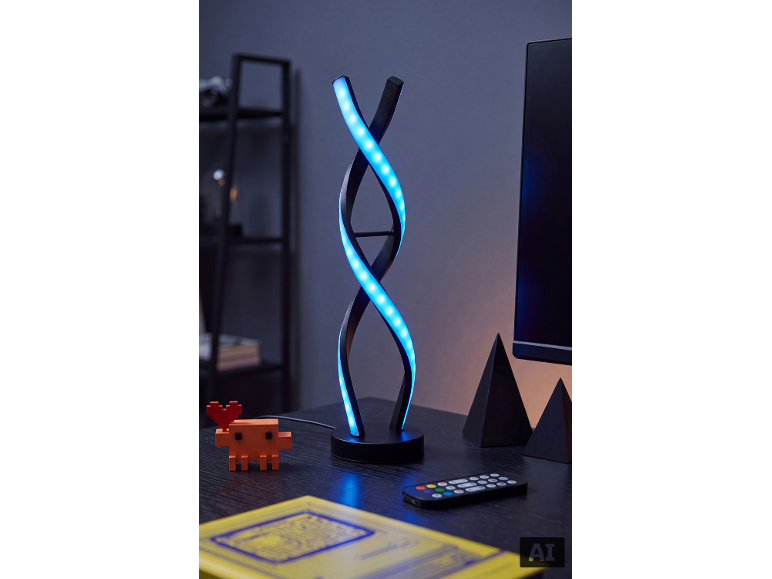 Lampe de bureau LED moderne en forme d'hélice d'ADN brillant en bleu sur un bureau sombre.