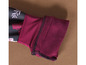 Gros plan sur la manche d'un pull en polaire bordeaux avec un motif.