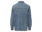 Une chemise en jean bleu clair à manches longues.