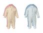 Pyjamas bébé en coton biologique: un ensemble rose avec des oursons et un ensemble bleu rayé.
