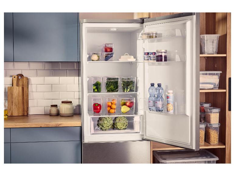 Organisateurs de réfrigérateur SILVERCREST® remplis d'aliments frais dans un réfrigérateur ouvert