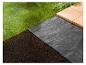 Un tissu de sol gris avec des carreaux et de l'herbe