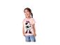 Fille souriante en t-shirt rose Minnie Mouse et jean bleu