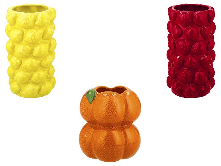 Trois mugs tiki en céramique sur le thème des fruits : un citron jaune, une fraise rouge et une citrouille orange.