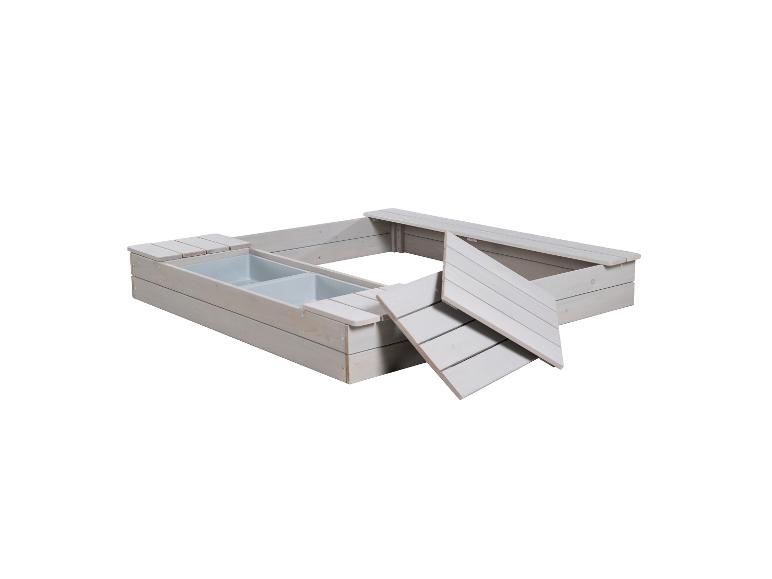 Bac à sable en bois blanc avec bancs intégrés.