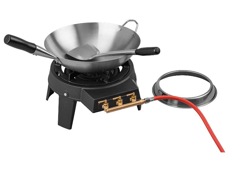 Wok à gaz avec brûleur, poêle et spatule, idéal pour la cuisine en extérieur.