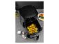 Une friteuse à air Masterpro noire avec des courgettes frites.