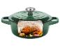 Cocotte en fonte verte avec poulet rôti, ail et oignons.