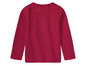 Un t-shirt à rayures rouges à manches longues.
